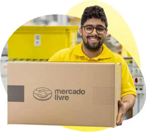 Entregador segurando caixa do Mercado Livre
