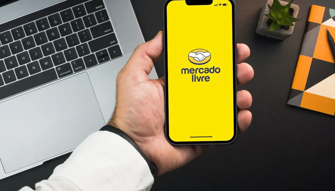 Celular com o aplicativo do Mercado Livre